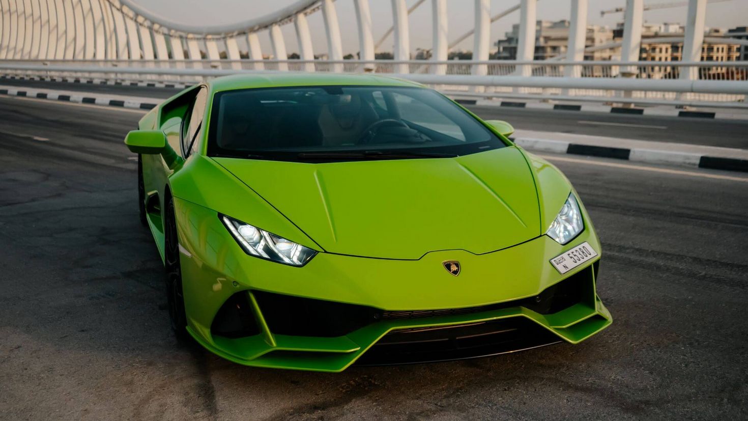 Expert-guide-for-lamborghini-rental-in-dubai-V033